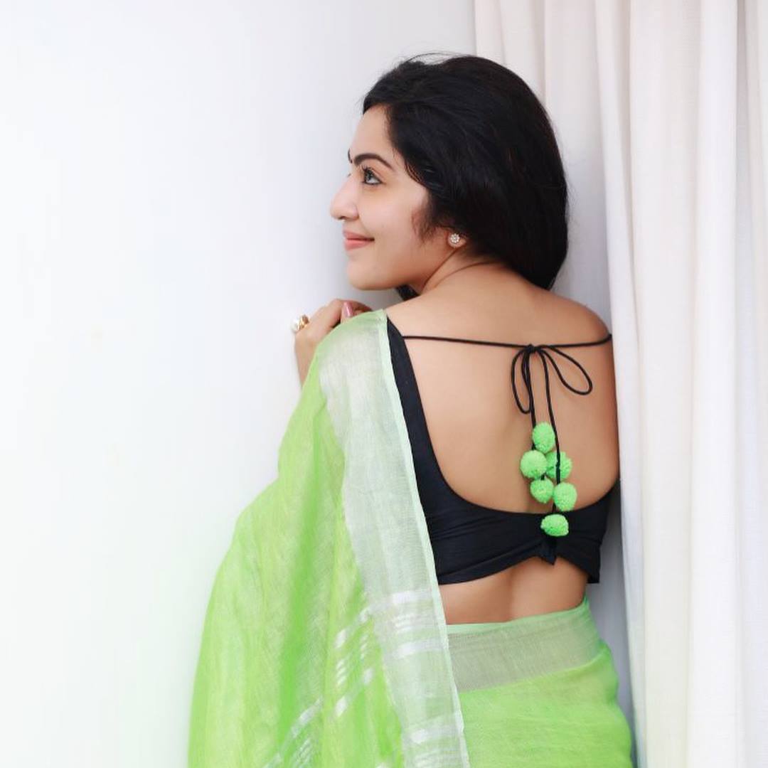 Indian TV Model Ramya Subramanian In Sleeveless Green Saree5